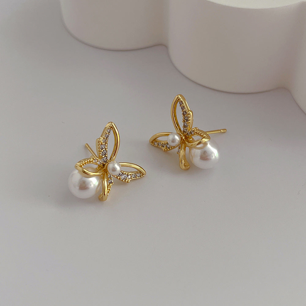 Aretes de mariposa con incrustaciones de diamantes fantasía y perlas artificiales