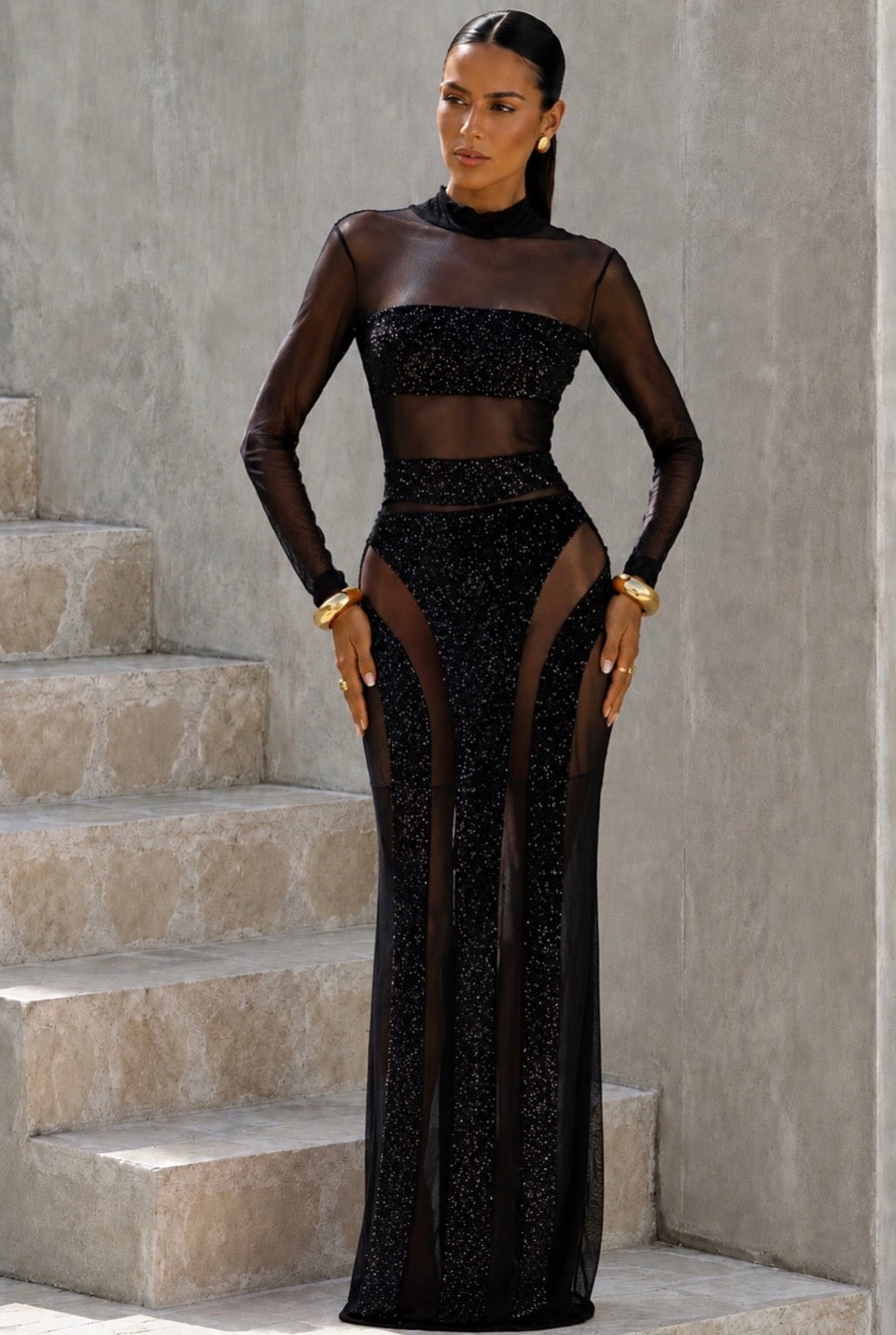 Vestido de gala negro con transparencia