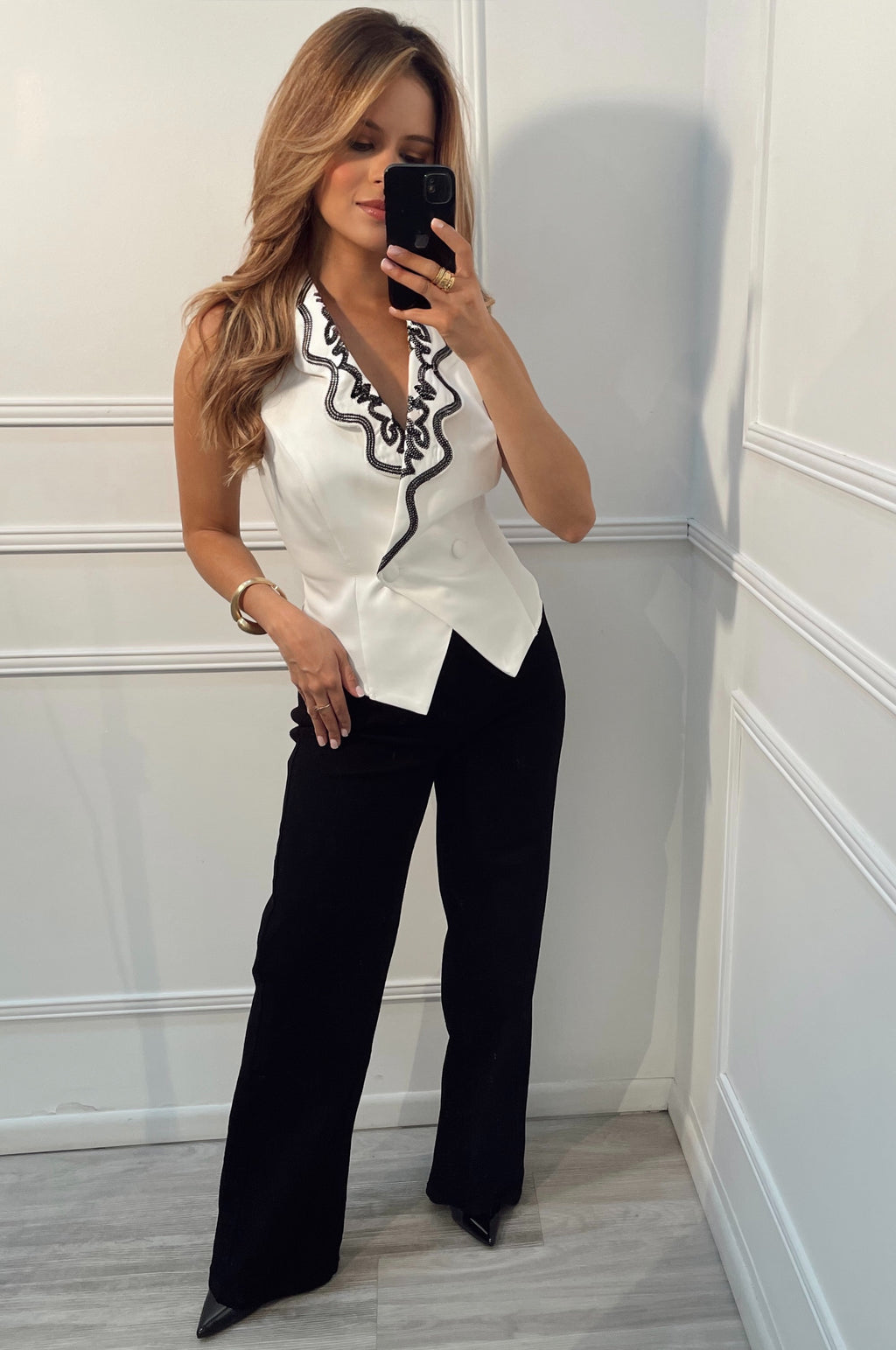 Blusa blanca con negro