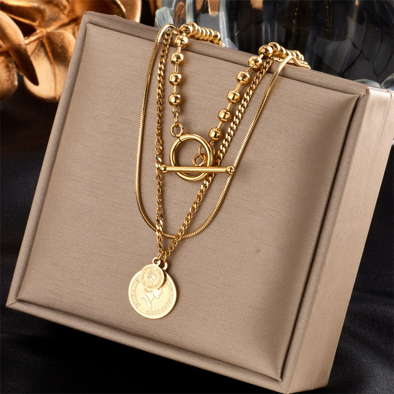 Collar de oro con incrustaciones