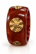 Brazalete café de resina con 3 medallones dorados