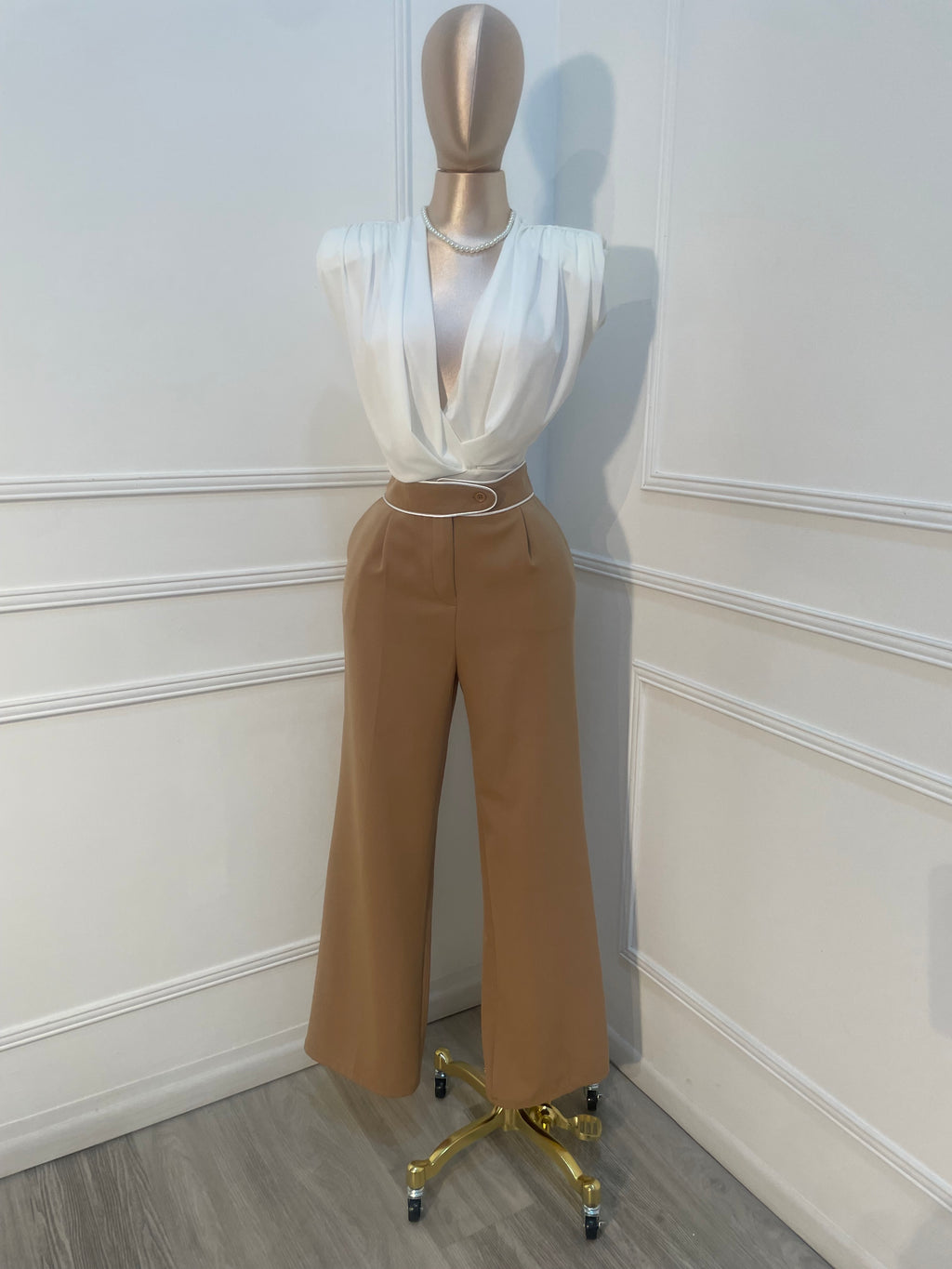 Pantalón beige detalle blanco