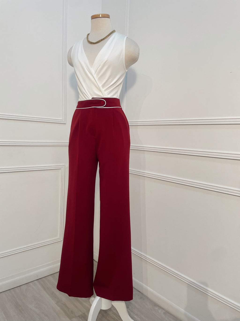 Pantalón Vino detalle blanco