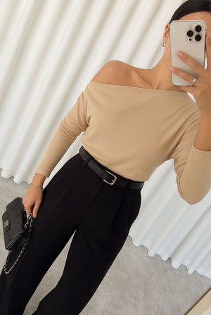 Blusa beige asimétrica