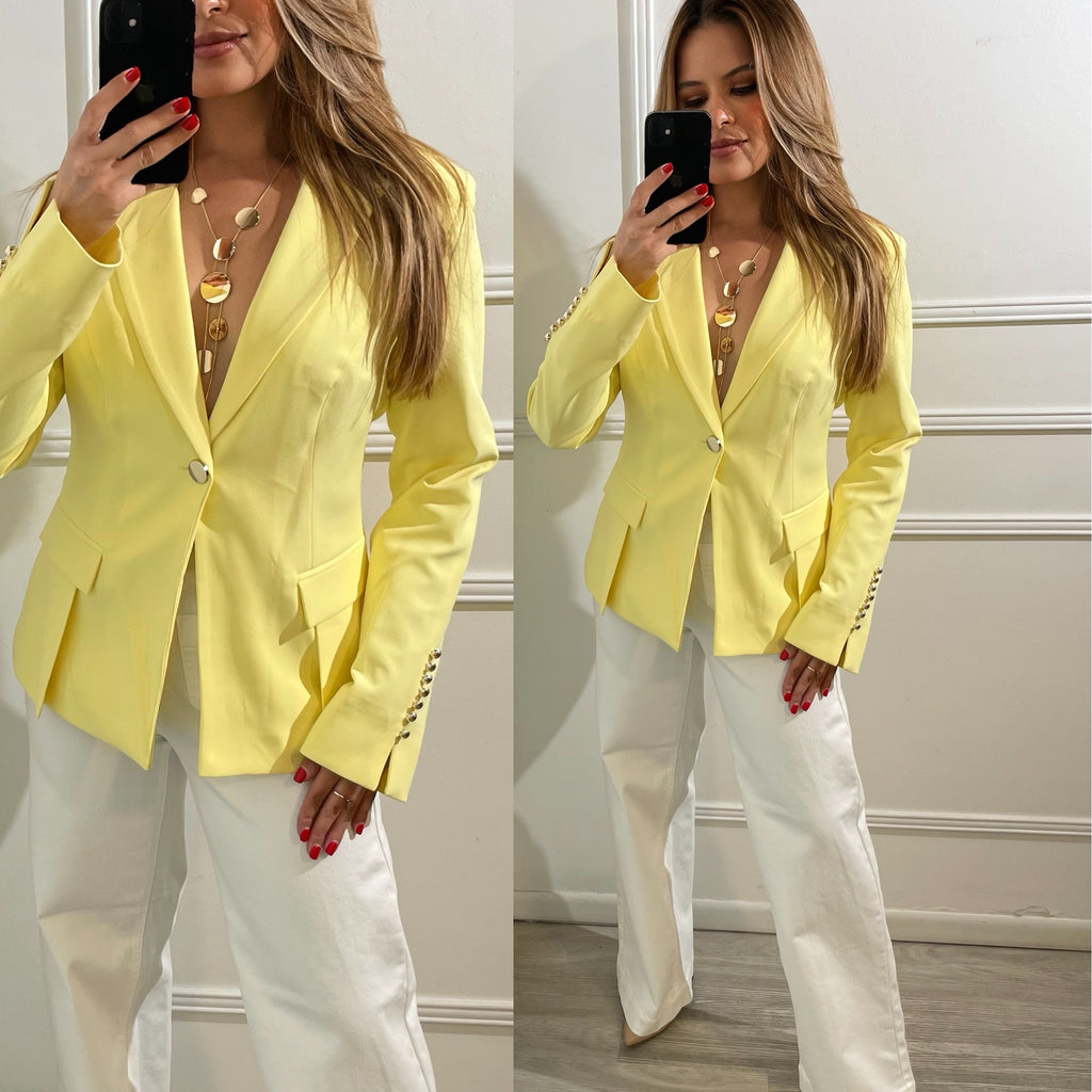 Blazer amarillo detalle en mangas
