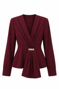 Blusa vino cruzada con pin plateado