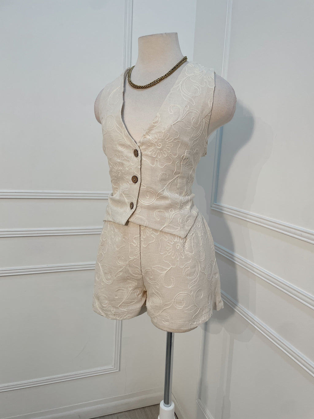 Set Chaleco Short bordado beige