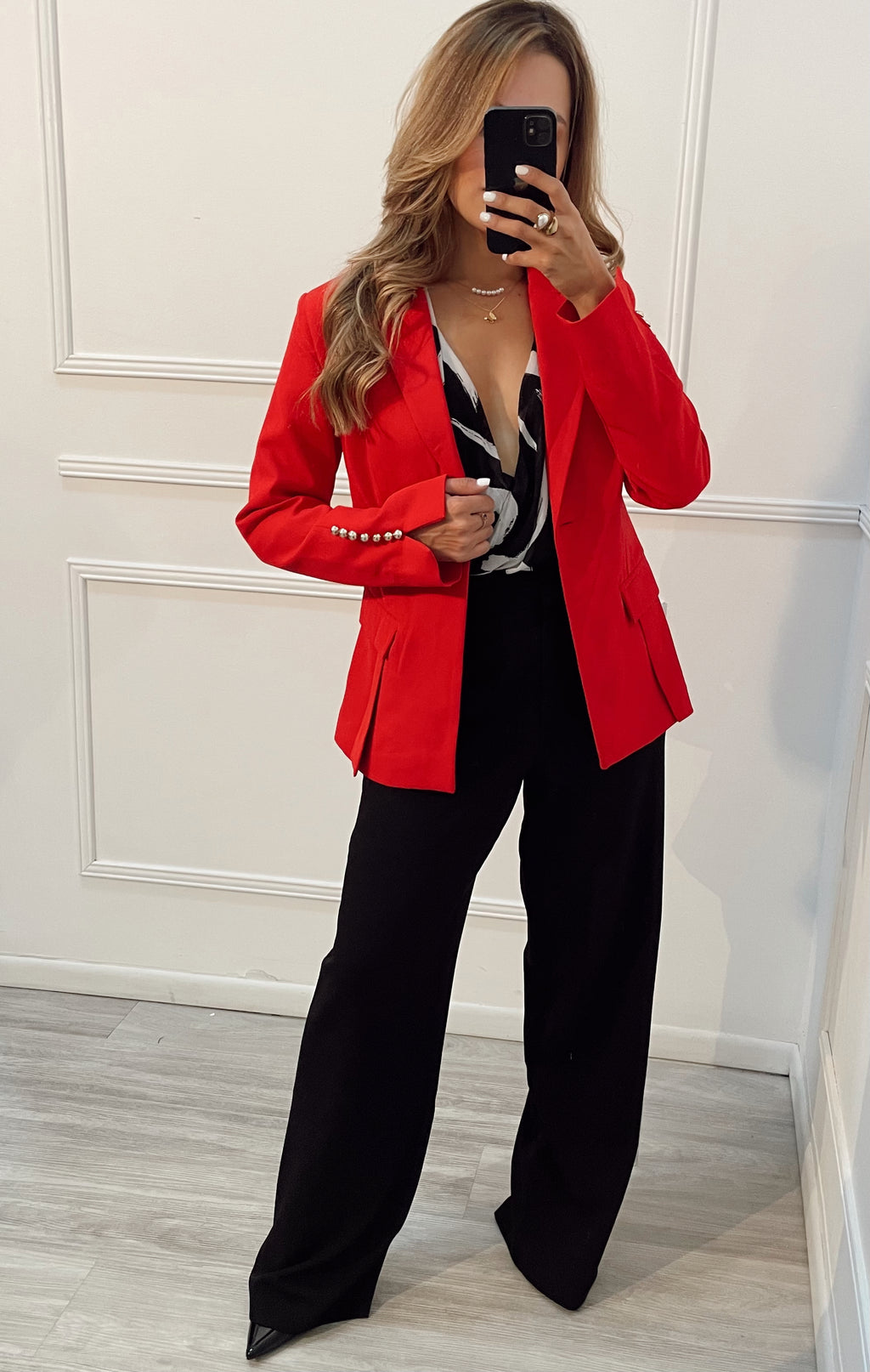 Blazer Rojo detalle en mangas