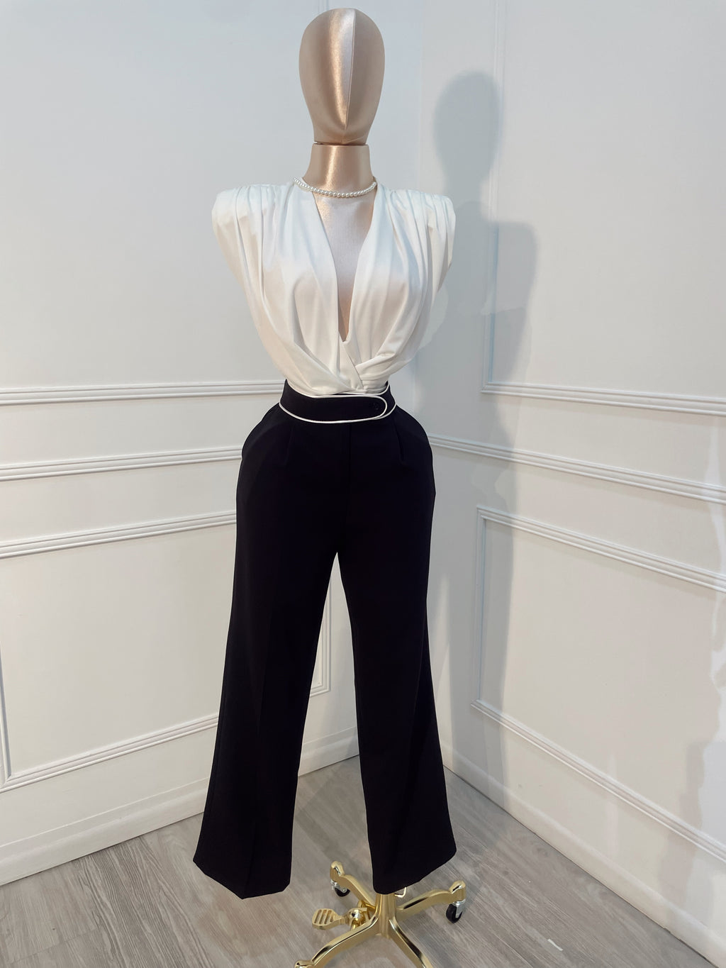 Pantalón negro detalle blanco