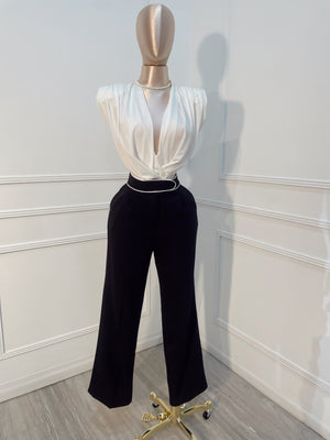 Pantalón negro detalle blanco