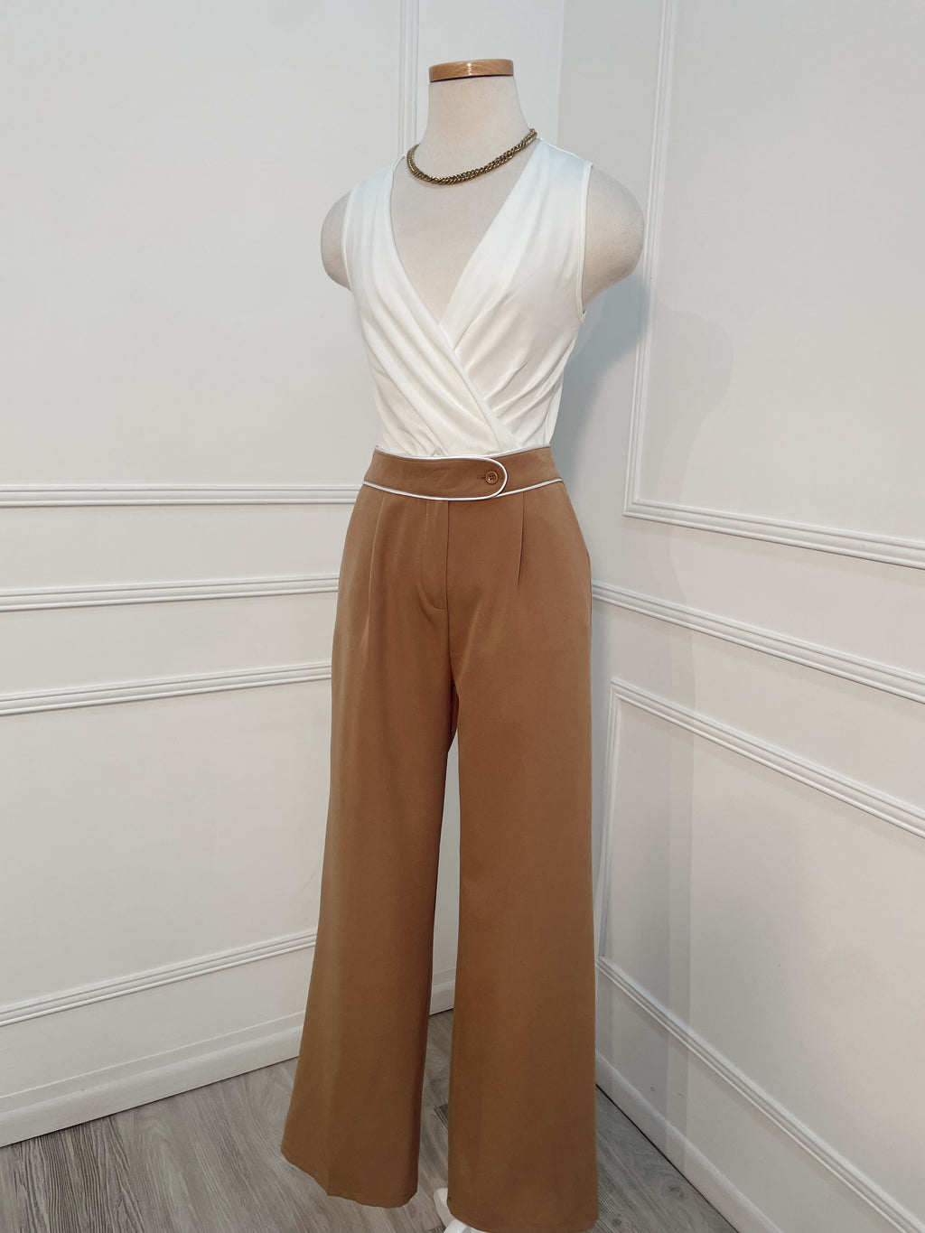 Pantalón beige Velcro detalle blanco