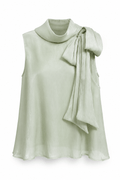 Blusa verde con lazo en el cuello