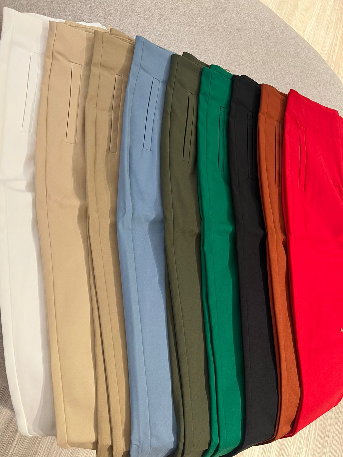 Pantalón con pinzas beige claro