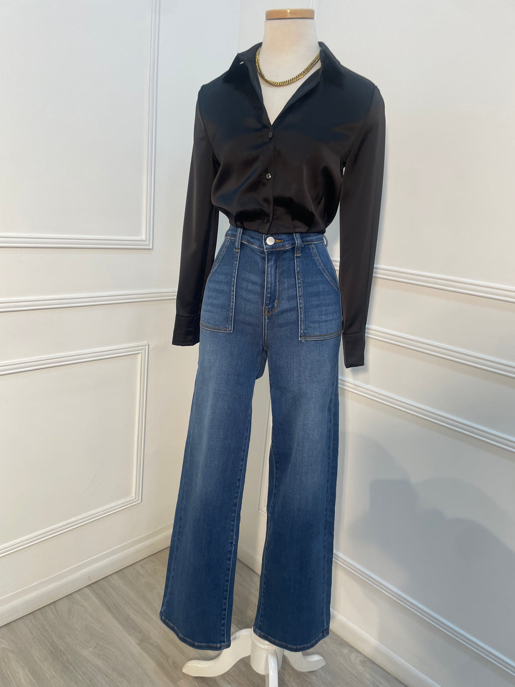 Blusa camisera satinada negra