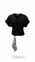 Blusa negra con pañuelo