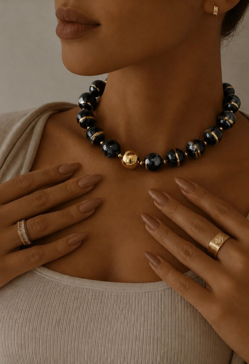 Collar de bolas negro
