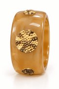 Brazalete beige de resina con 3 medallones dorados