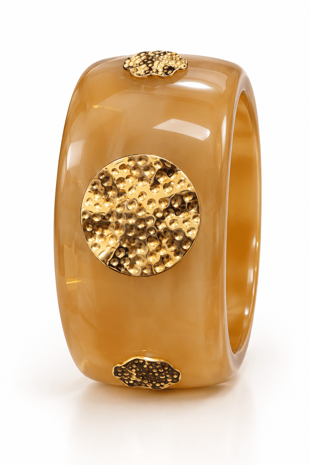 Brazalete beige de resina con 3 medallones dorados