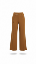 Pantalón café con cadena