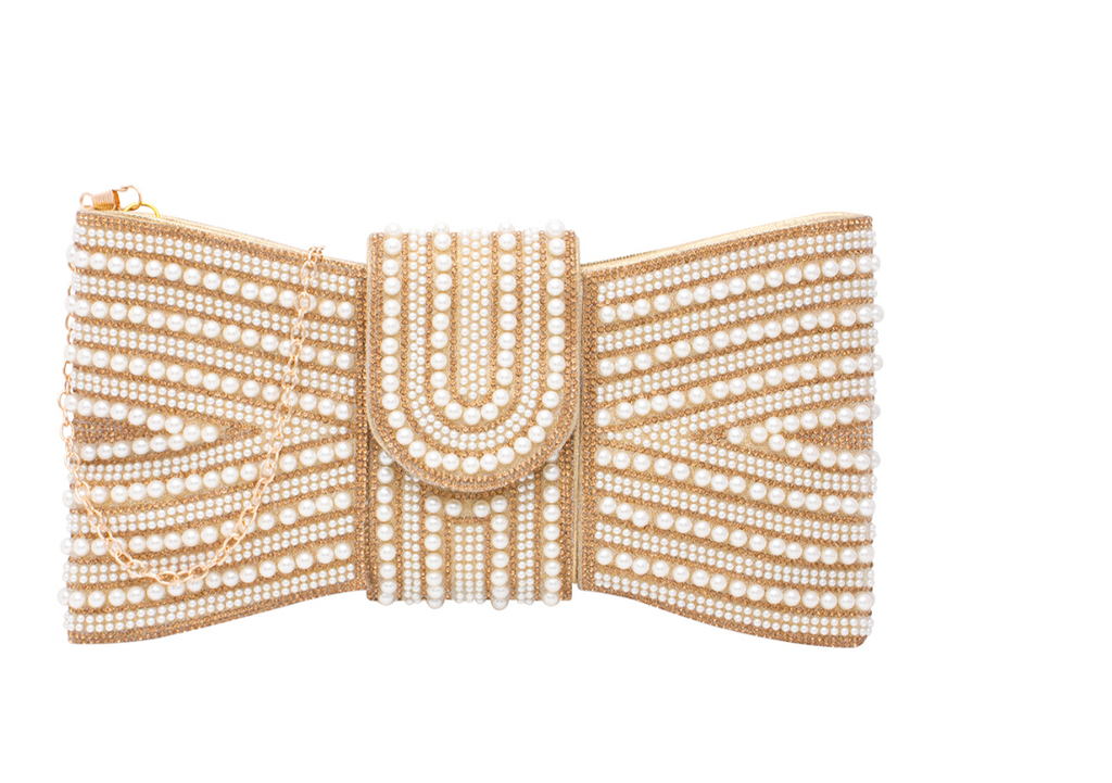 Bolso de sobre dorado con perlas