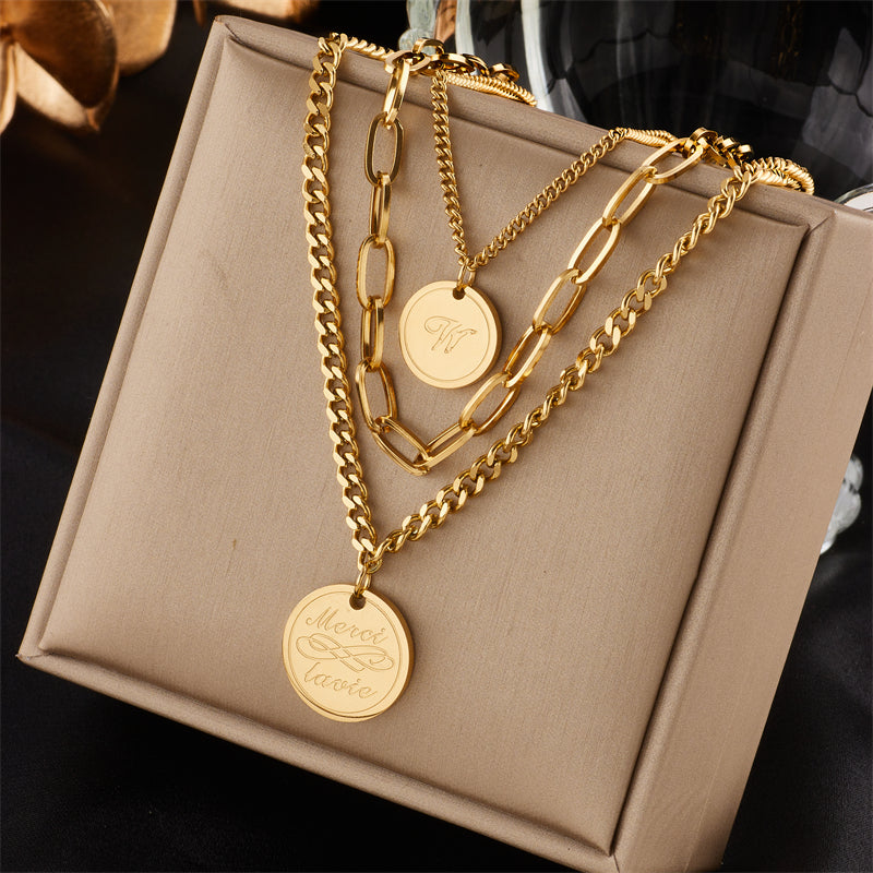 Collares en capas con letras chapadas en oro y sin incrustaciones