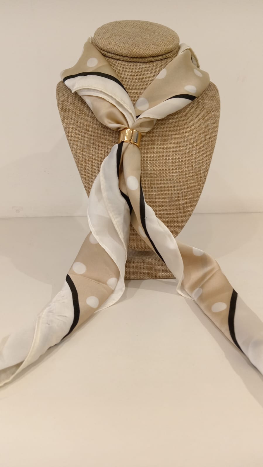 Bufanda Beige con Lunares Blancos