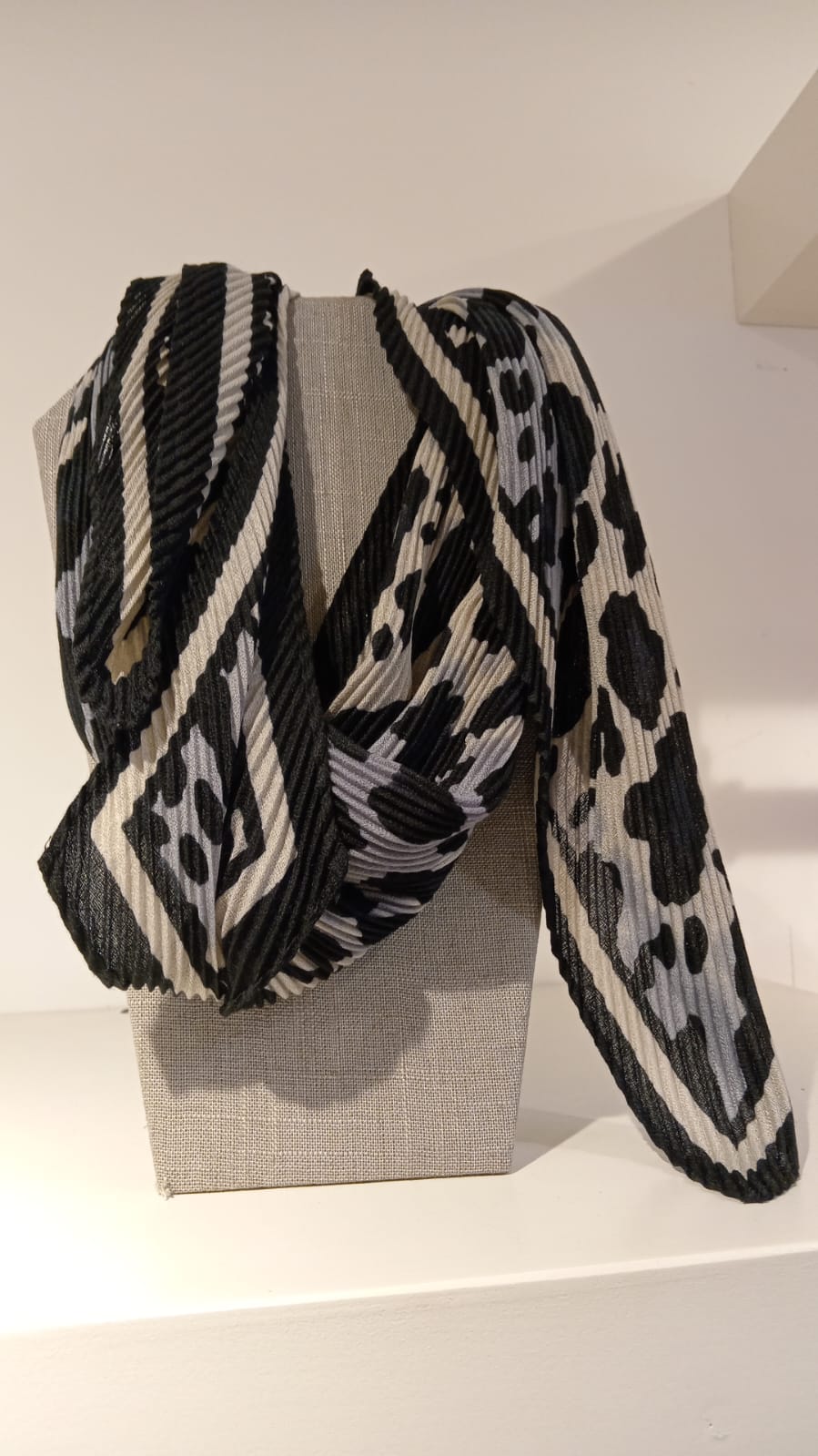 Bufanda Negra con Beige tribal