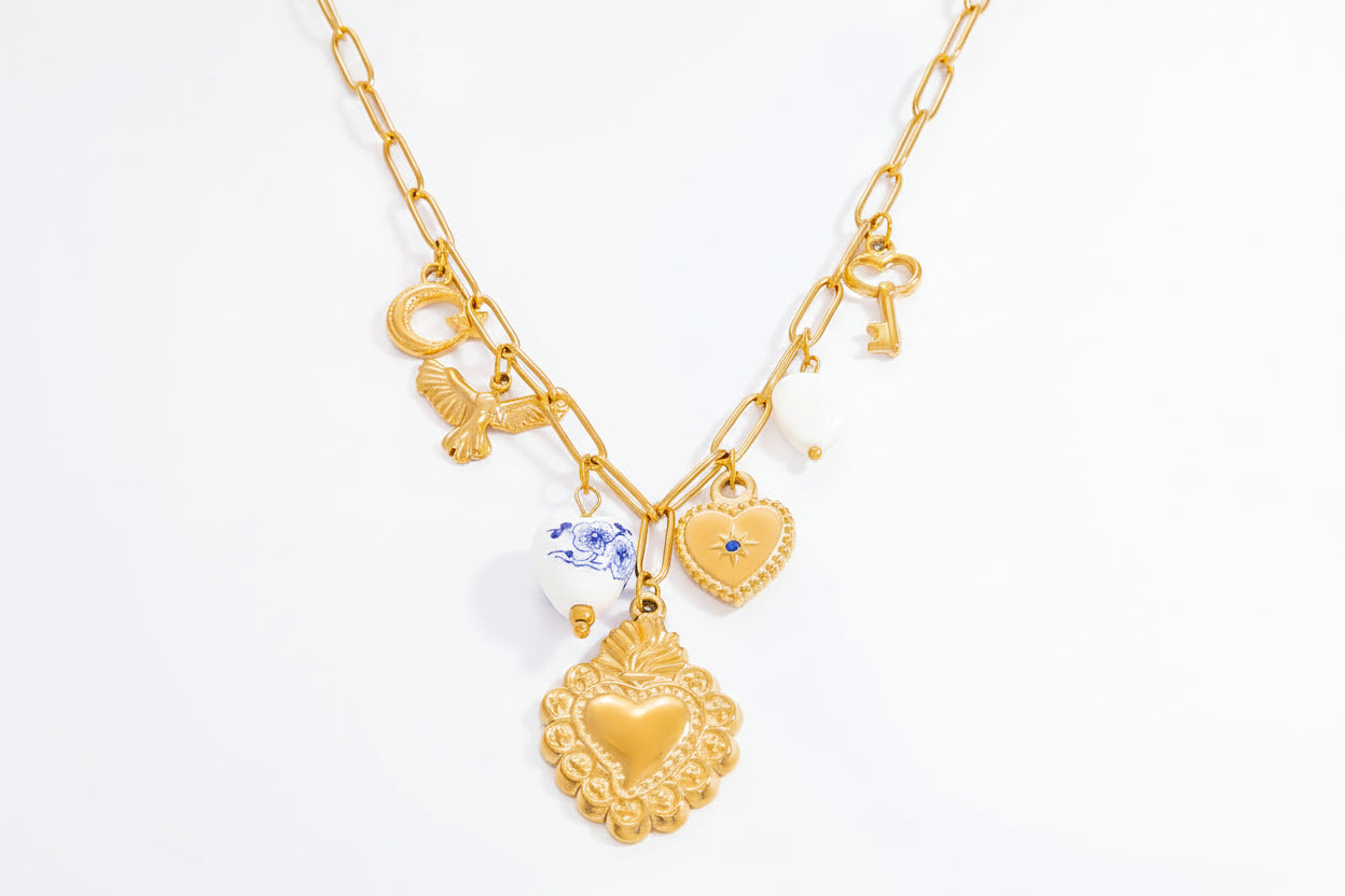 Collar vintage con dijes en forma de corazón