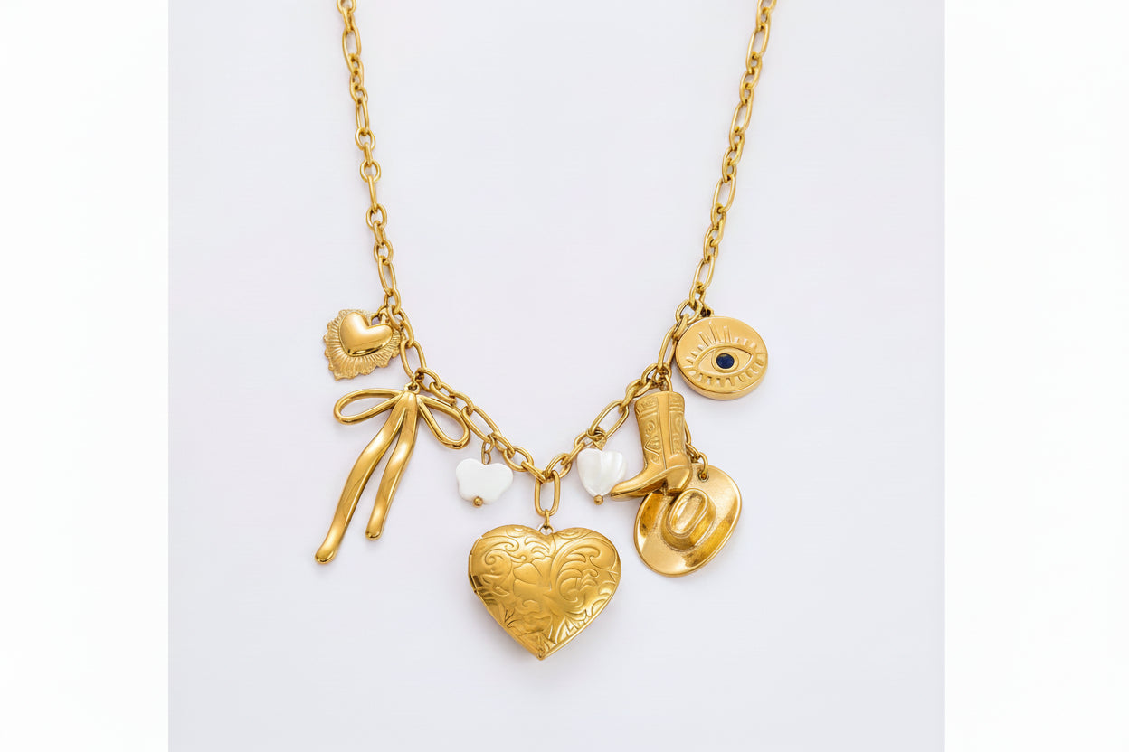 Collar con  forma de corazón y bota