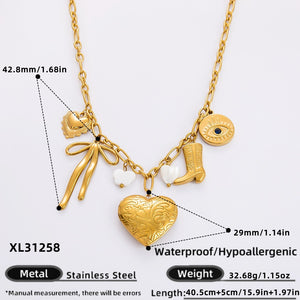 Collar con  forma de corazón y bota