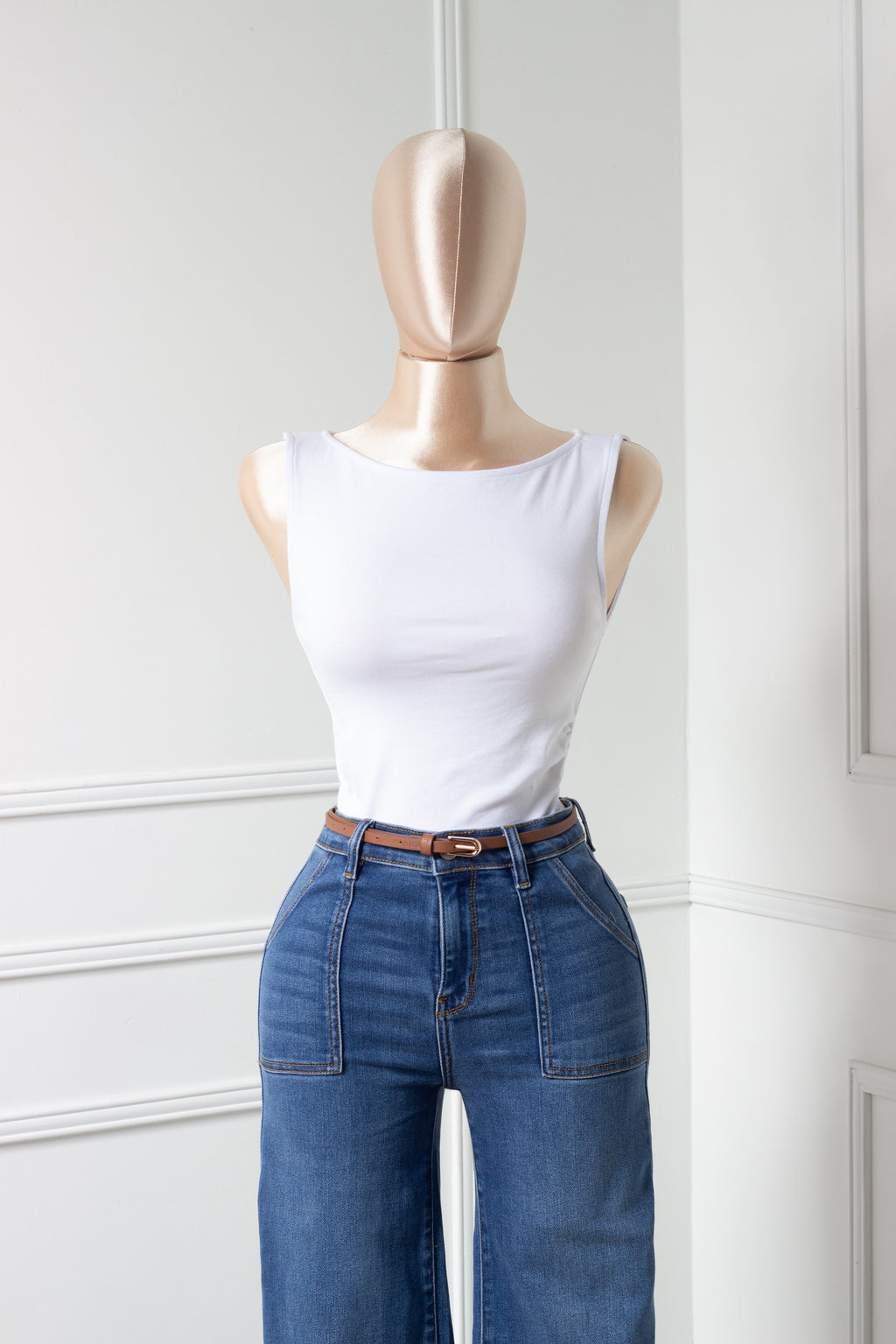 Blusa blanca básica sin manga