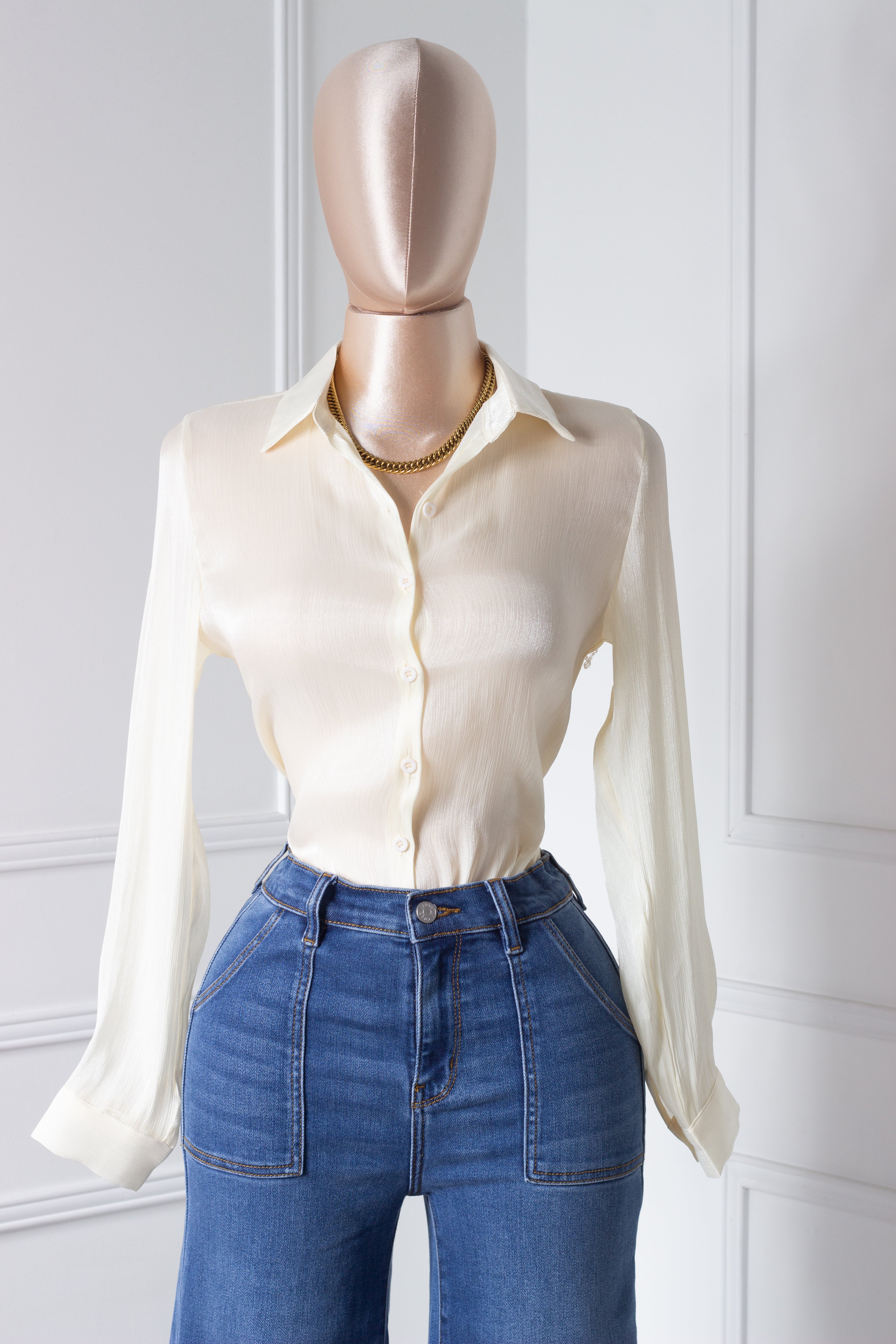 Blusa camisera satinada beige