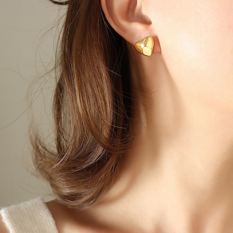 Aretes de corazón geométrico dorados