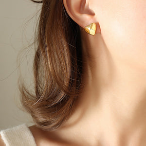 Aretes de corazón geométrico dorados